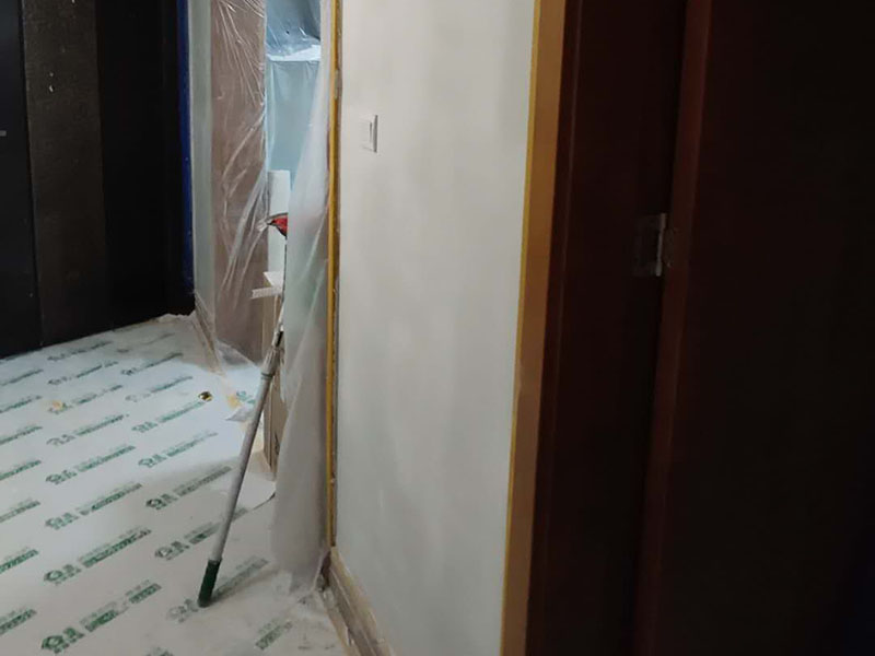 全屋墻面翻新：舊墻的基本處理bai包括清理舊墻面原有的乳膠du漆和膩?zhàn)訉拥溺P除、木zhi裝修、其他表面裝飾物（如壁紙）的拆除，如果只是裝修了一兩年的墻面，墻面的膩?zhàn)涌梢圆挥苗P除，用鋼刷和砂紙打磨墻面后就可以重新涂刷乳膠漆，如果裝修時(shí)間較長(zhǎng)的就需要將膩?zhàn)訉隅P除后再進(jìn)行后續(xù)工序。切記舊墻面一定要進(jìn)行處理，不能直接涂刷，粉化嚴(yán)重的墻面要鏟除后，抹上一層白水泥，再進(jìn)行涂刷。 墻面涂刷底漆的作用是抗堿防潮、封固基材、保護(hù)面漆，提高面漆的質(zhì)感和遮蓋力。如果沒有刷底漆就直接上面漆的話，時(shí)間一長(zhǎng)墻面就容易起泡、發(fā)霉，經(jīng)陽(yáng)光長(zhǎng)時(shí)間照射也會(huì)發(fā)生墻面變色的情況。