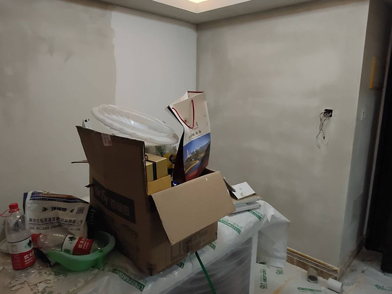 全屋墻面翻新：舊墻的基本處理bai包括清理舊墻面原有的乳膠du漆和膩?zhàn)訉拥溺P除、木zhi裝修、其他表面裝飾物（如壁紙）的拆除，如果只是裝修了一兩年的墻面，墻面的膩?zhàn)涌梢圆挥苗P除，用鋼刷和砂紙打磨墻面后就可以重新涂刷乳膠漆，如果裝修時(shí)間較長(zhǎng)的就需要將膩?zhàn)訉隅P除后再進(jìn)行后續(xù)工序。切記舊墻面一定要進(jìn)行處理，不能直接涂刷，粉化嚴(yán)重的墻面要鏟除后，抹上一層白水泥，再進(jìn)行涂刷。 墻面涂刷底漆的作用是抗堿防潮、封固基材、保護(hù)面漆，提高面漆的質(zhì)感和遮蓋力。如果沒有刷底漆就直接上面漆的話，時(shí)間一長(zhǎng)墻面就容易起泡、發(fā)霉，經(jīng)陽(yáng)光長(zhǎng)時(shí)間照射也會(huì)發(fā)生墻面變色的情況。