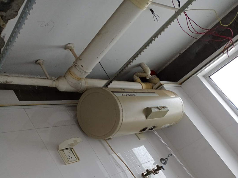 衛(wèi)生間吊頂安裝：明確電器及龍骨的具體位置。確du定吊頂安裝高度，浴霸zhi一般在2.1m-2.3m間可以發(fā)揮最大效果。高度明確后，做水平安裝角線。用螺絲或膠水(以防瓷磚被破壞)固定角線，轉(zhuǎn)彎處其對角應拼貼整齊，不留明顯縫隙。龍骨位置確定后，用沖擊鉆打孔。按具體長度切割、組裝吊桿螺絲。吊桿螺絲緊固于鉆孔中。將主龍骨安裝于吊桿螺絲下的固定環(huán)，三角龍骨固定于主龍骨上。裝好后適當調(diào)節(jié)，逐漸緊固連接處螺絲，以確保平直。方形鋁扣板吊頂有兩種安裝方法：邊沿裝、中間裝，依具體情況而定。裝第一塊板十分重要，它決定了其他板的位置和水平。