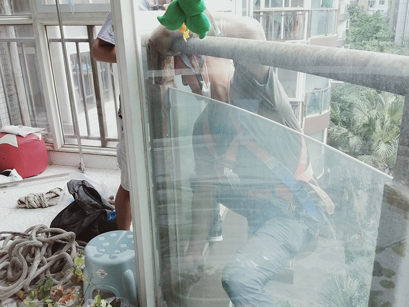 陽臺玻璃更換維修：1.首先我們將要處理的陽臺清理干凈,用水沖洗,自然曬干。 2.處理鋁合金鋼化玻璃框的灰塵,用抹布擦除即可。 3.安裝固定邊條。 4.固定邊條安裝好后,我們將鋁合金鋼化玻璃框擺放至固定邊條上。 5.用十字螺絲刀和自攻螺絲固定玻璃框。