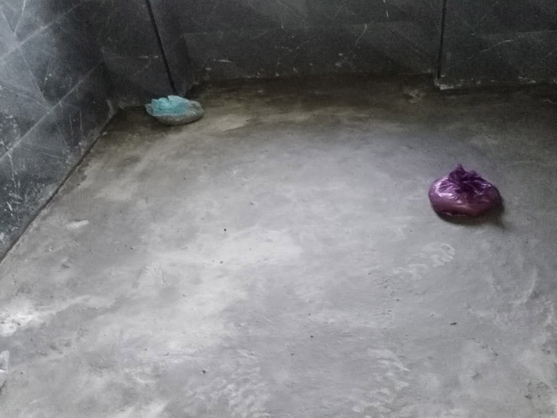 衛(wèi)生間防水測試：1.利用水泥砂漿水泥砂漿或豆石混凝土鋪平坡度。訣竅是：地漏附近坡度大，門口附近坡度小。 2.利用管根密封膏封嚴(yán)管線，管線要穿透樓板根部。刷防水涂料時可以貼1-2層玻璃絲布加強(qiáng)防水性。 3.墻壁表面打磨成干凈平光沒有顆?；覊m，墻壁與地面的交接區(qū)域注意原角和坡角的設(shè)置。 .聚氨酯防水涂膜由管根和墻角處開始進(jìn)行涂抹，在常溫下經(jīng)過4小時放干后，再大面積涂抹和刮刷。注意涂料總厚度大于1. 5毫米，不能有漏刮和鼓泡的不良現(xiàn)象。24小時后立面涂刷下一層，之后再以垂直的方向進(jìn)行二次涂刷。最后涂膜半固化，拋甩粗砂粒方便與水泥砂漿融合。 5.防水層的設(shè)置與具體區(qū)域有關(guān)。防水地面的防水層應(yīng)高出地面200寬，地面防水層應(yīng)超出衛(wèi)生間門口以外300寬。而又淋浴的衛(wèi)生間墻面防水層則應(yīng)設(shè)置為高出地面1800寬。 6.展開閉水實(shí)驗(yàn)的時候，先完成防水工作再利用包立管方法。之后再局部進(jìn)行防水。閉水試驗(yàn)也可為了避免破壞地面防水層而免做。