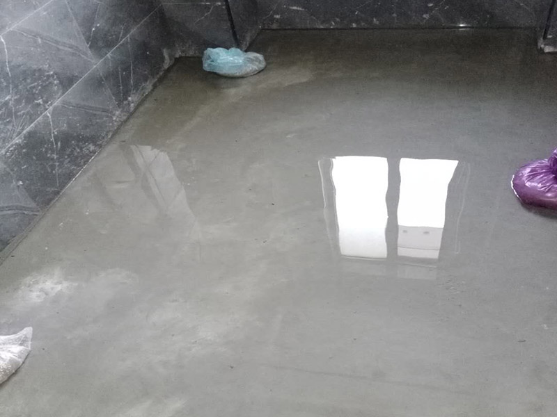 衛(wèi)生間防水測試：1.利用水泥砂漿水泥砂漿或豆石混凝土鋪平坡度。訣竅是：地漏附近坡度大，門口附近坡度小。 2.利用管根密封膏封嚴(yán)管線，管線要穿透樓板根部。刷防水涂料時可以貼1-2層玻璃絲布加強(qiáng)防水性。 3.墻壁表面打磨成干凈平光沒有顆粒灰塵，墻壁與地面的交接區(qū)域注意原角和坡角的設(shè)置。 .聚氨酯防水涂膜由管根和墻角處開始進(jìn)行涂抹，在常溫下經(jīng)過4小時放干后，再大面積涂抹和刮刷。注意涂料總厚度大于1. 5毫米，不能有漏刮和鼓泡的不良現(xiàn)象。24小時后立面涂刷下一層，之后再以垂直的方向進(jìn)行二次涂刷。最后涂膜半固化，拋甩粗砂粒方便與水泥砂漿融合。 5.防水層的設(shè)置與具體區(qū)域有關(guān)。防水地面的防水層應(yīng)高出地面200寬，地面防水層應(yīng)超出衛(wèi)生間門口以外300寬。而又淋浴的衛(wèi)生間墻面防水層則應(yīng)設(shè)置為高出地面1800寬。 6.展開閉水實(shí)驗(yàn)的時候，先完成防水工作再利用包立管方法。之后再局部進(jìn)行防水。閉水試驗(yàn)也可為了避免破壞地面防水層而免做。