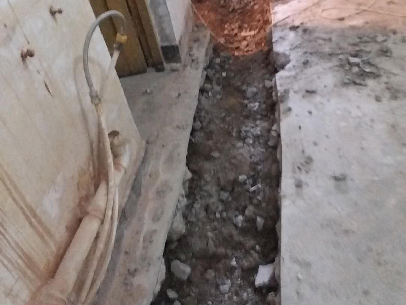 地面開槽建渣處理:1、開槽過程中，不允許出現(xiàn)在承重墻面橫向開槽大于100cm的現(xiàn)象，因?yàn)闄M向開槽將破壞整樓的承重，使得抗震能力降低而且墻面容易開裂。如果是保溫墻的話，開很長的橫槽有可能會(huì)導(dǎo)致開槽上部的保溫層整體脫落。墻面開槽一般都應(yīng)該是豎向垂直開槽。 　　2、預(yù)埋直徑1.6cm的線管墻體開槽的深度不得小于3cm，這樣封槽后刮膩?zhàn)泳筒怀霈F(xiàn)墻面不平整的現(xiàn)象了，也避免時(shí)間長了因封槽太淺導(dǎo)致墻漆開裂。 　　3、開槽過程中如遇線管90°彎時(shí)，應(yīng)擴(kuò)大開槽的位置，使線管能呈現(xiàn)出兩個(gè)45°彎，以便于施工過程中穿線和日后檢修。 　　4、線槽和線槽的距離不能小于100mm，同一條線槽內(nèi)布線管數(shù)不建議超過6根。 　　5、天花吊燈位移位時(shí)，樓板頂面的開槽一定要注意鋼筋位置，打槽的深度約10mm，便于穿黃臘管后并綁膠布布線，嚴(yán)禁裸線布設(shè)。