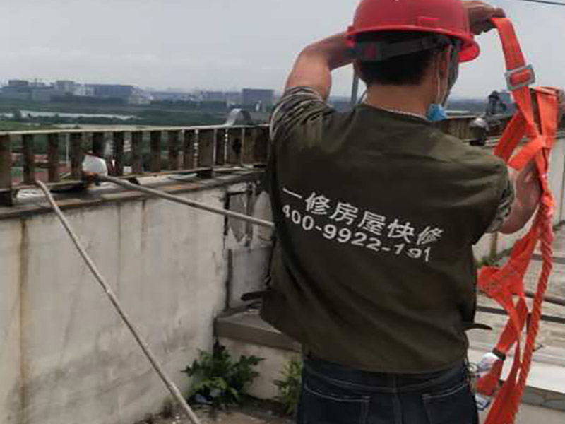 高空外墻防水：(1)窗框與墻體接縫防水密封，先后采用泡沫填縫劑和密封材料進(jìn)行施工。泡沫填縫劑為單組份聚氨酯發(fā)泡填縫材料。密封材料為單組份密封填充防水密封膠。 (2)外墻預(yù)留伸縮縫防水密封，采用單組份密封填充防水密封膠 (3)外墻面洞和較大裂縫防水密封前用噴水槍等工具將待治理的外墻面、伸縮縫、窗框等部位清理干凈，使施工的外墻面及縫、孔、洞部位達(dá)到無油、無塵土、無水泥松散顆粒等雜物。   待其干燥后，將孔、洞、縫用防水密封材料嵌填密實(shí)，并達(dá)到與原顏色一致，再用快速堵漏靈和透明防水膠膜進(jìn)行精心施工。