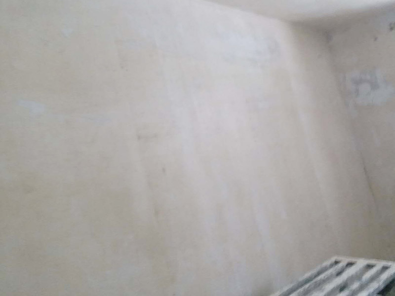 墻面清理翻新：墻面在進(jìn)行刷漆的時(shí)候，把之前粘貼在墻面上的壁紙給拆下，否則壁紙蓋住的地方就會(huì)看不到。用批土刀來修整墻體的表面，有的墻面會(huì)出現(xiàn)污漬、開裂、起泡等現(xiàn)象，都要及時(shí)做處理。底漆一般不用特別來處理的墻面，如果是問題的墻面，那么就要針對(duì)相應(yīng)的墻面問題來選擇專治問題的底漆。墻面涂刷的時(shí)候應(yīng)該先從頂部開始再往下刷，否則會(huì)造成油漆滴落弄花已完成的墻面。