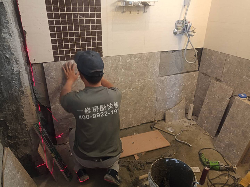衛(wèi)生間貼磚施工：施工工藝流程; 基層處理--抹底子灰--彈線排磚--侵磚--鑲貼--擦縫--交工驗(yàn)收 用一比三的水泥砂漿打底,打底厚度5~~7mm，待底子灰干六七成干時(shí)候，按圖紙要求，進(jìn)行彈線，排磚。立好皮數(shù)桿，排磚形式有主要兩種直縫和錯(cuò)縫。當(dāng)?shù)孛嬗蟹核臅r(shí)候，注意安排好泛水。侵泡瓷磚，時(shí)間不少于兩個(gè)小時(shí)，陰干通常是3~~5小時(shí)。瓷磚在鑲貼時(shí)候，瓷磚下口坐在八字尺或直尺上。鋪貼的方式有離縫和無(wú)縫。鑲貼瓷磚從陽(yáng)角開始，自下向上貼，瓷磚背面刀灰，貼上用力壓，用鏟刀木柄輕輕敲打，鋪貼時(shí)候砂漿飽滿，缺灰重貼，不得塞灰，貼6~~8塊，用靠尺校正。水管處先鋪周圍整塊磚，后鋪異型磚。最后擦縫。