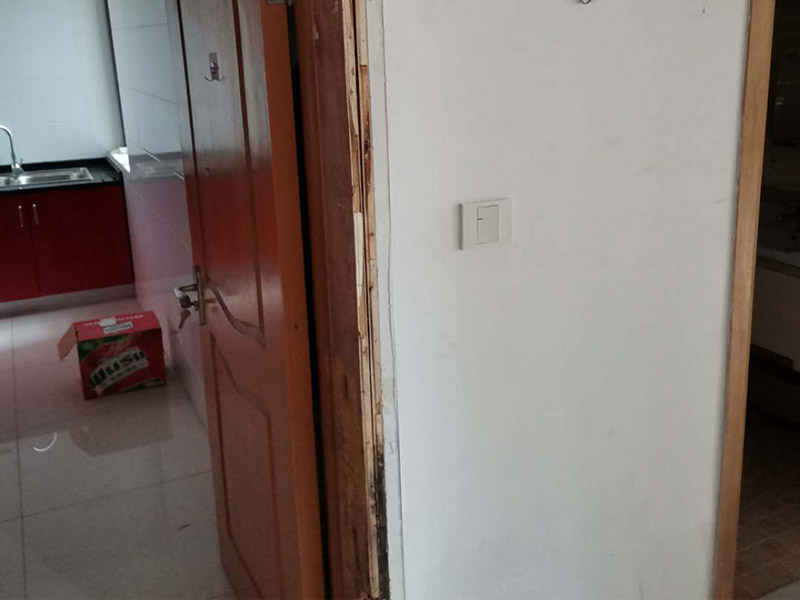 臥室門框維修：1.漆面表面劃傷用bai一只顏色與家具相同的普du通的繪圖用蠟筆，在劃痕zhi上劃一劃，使其與周邊漆面dao高度相同，再薄薄地涂上一層透明的清漆就可以了；2.油漆剝落修復(fù)，清漆家具表面小塊油漆剝落后可取同色廣告顏料涂補(bǔ)，再用清漆涂在表面，即完好如初3.裂縫填補(bǔ)用油灰和顏料拌勻后嵌入堵平，但要注意顏料要和原油灰的顏料、原油漆色彩一致，以防留下疤跡