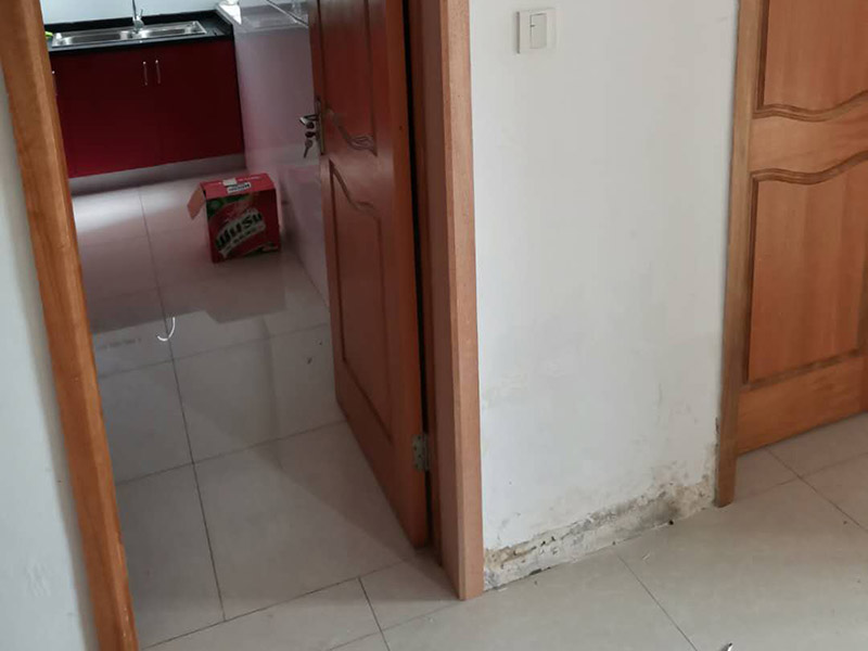 臥室門框維修：1.漆面表面劃傷用bai一只顏色與家具相同的普du通的繪圖用蠟筆，在劃痕zhi上劃一劃，使其與周邊漆面dao高度相同，再薄薄地涂上一層透明的清漆就可以了；2.油漆剝落修復(fù)，清漆家具表面小塊油漆剝落后可取同色廣告顏料涂補(bǔ)，再用清漆涂在表面，即完好如初3.裂縫填補(bǔ)用油灰和顏料拌勻后嵌入堵平，但要注意顏料要和原油灰的顏料、原油漆色彩一致，以防留下疤跡