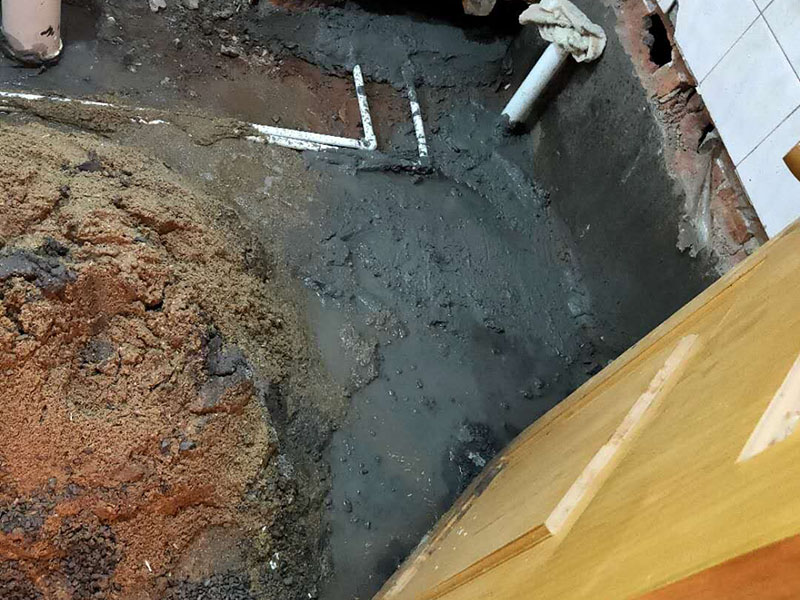 衛(wèi)生間防水找平：在進行防水處理之前，一定先找平地面du。找平層施工方法：基面有空隙、裂縫、不平等缺陷的，用水泥砂漿修補抹平。使基面必須堅固、平整、干凈、無灰塵、油膩、蠟、脫模劑等以及其他碎屑物質(zhì)。找平層干燥后方可進行防水層施工，施工期間應(yīng)防火、防水。防水層完成后，要進行成品保護，不得上人走動。