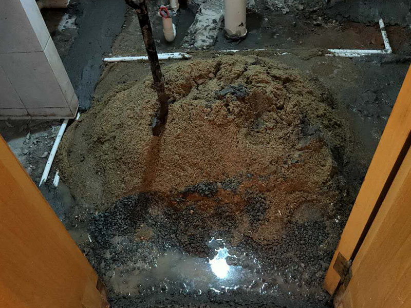 衛(wèi)生間防水找平：在進行防水處理之前，一定先找平地面du。找平層施工方法：基面有空隙、裂縫、不平等缺陷的，用水泥砂漿修補抹平。使基面必須堅固、平整、干凈、無灰塵、油膩、蠟、脫模劑等以及其他碎屑物質(zhì)。找平層干燥后方可進行防水層施工，施工期間應(yīng)防火、防水。防水層完成后，要進行成品保護，不得上人走動。