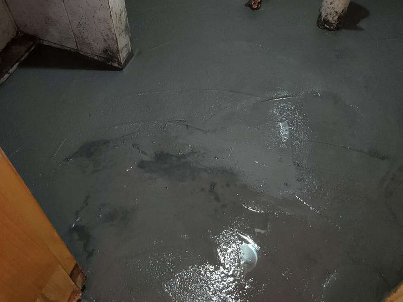 衛(wèi)生間防水找平：在進行防水處理之前，一定先找平地面du。找平層施工方法：基面有空隙、裂縫、不平等缺陷的，用水泥砂漿修補抹平。使基面必須堅固、平整、干凈、無灰塵、油膩、蠟、脫模劑等以及其他碎屑物質(zhì)。找平層干燥后方可進行防水層施工，施工期間應(yīng)防火、防水。防水層完成后，要進行成品保護，不得上人走動。