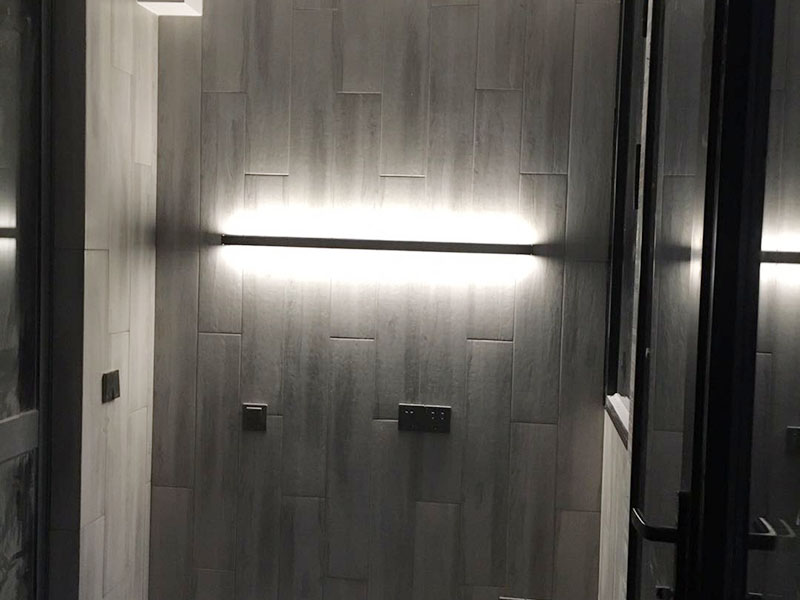 全屋燈具安裝布線：安裝軌道，如果頂部直接為木板或有鐵龍骨可以du直接打釘打眼的，就直接可以把軌道安裝上。定位打好孔后，裝上軌道固定螺絲。 拆開已經(jīng)固定好的軌道頂端的電源保護(hù)蓋，用工具接上電源線，注意安全使用工具。將軌道燈底座的卡頭擰平，對準(zhǔn)軌道內(nèi)凹槽，將軌道燈底座塞入滑道內(nèi)，稍微用點(diǎn)力，嚴(yán)絲合縫后，擰下卡頭旋轉(zhuǎn)的把手，一定要擰到位固定好后，左右滑動一下，看是否固定好。 安裝完畢，打開，根據(jù)投射目標(biāo)的位置，調(diào)整軌道射燈水平及垂直的角度，保證軌道射燈能充分有效地投射被照物。