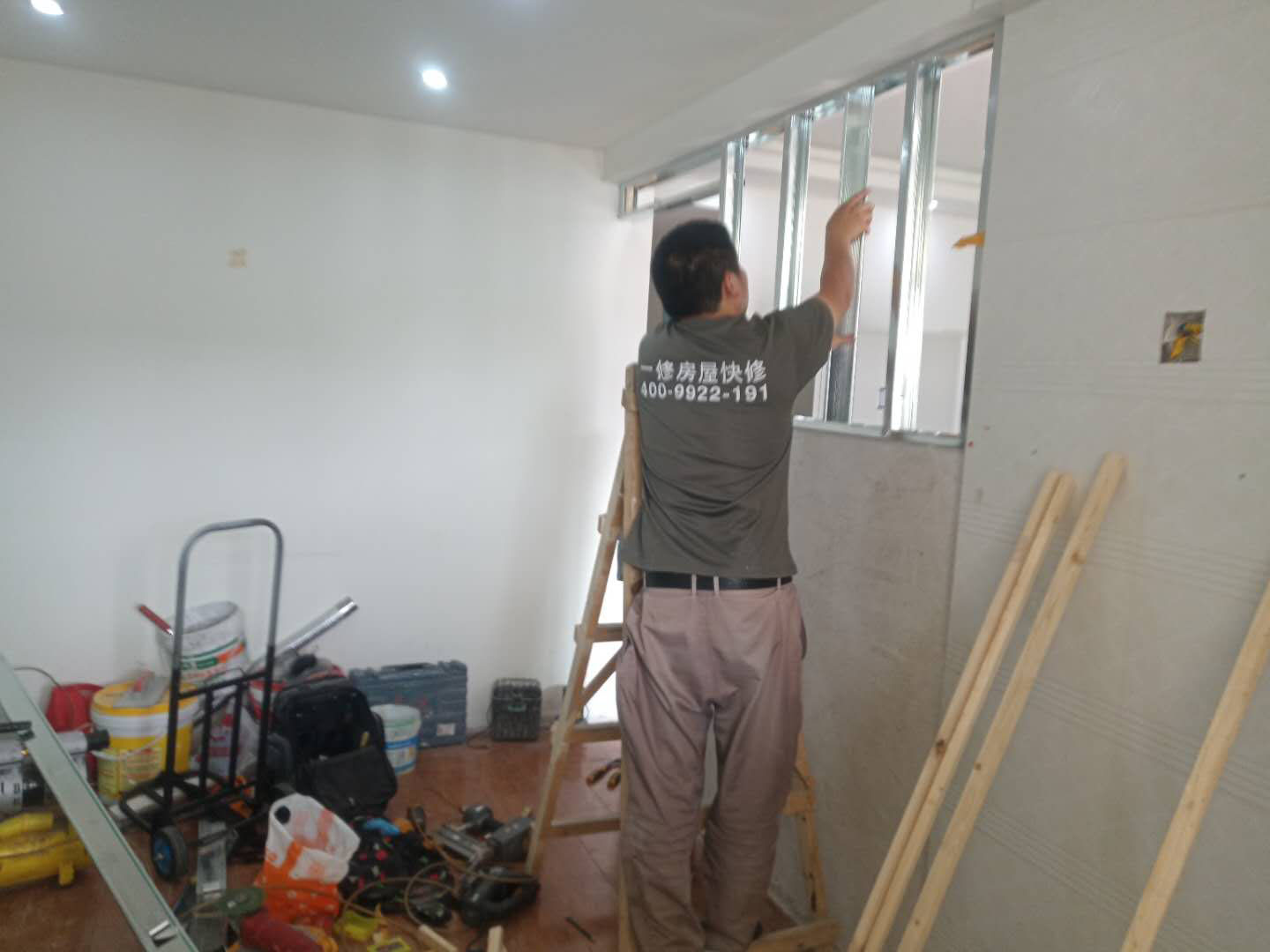 客廳隔斷安裝：注意龍骨架的穩(wěn)固，一般要加設(shè)龍骨架，滿足重物的需求，在龍骨架固定前要涂刷防火防腐涂料，一是為了防火防腐，二是為了完全遮掩龍骨；木方花格隔斷端部的石膏板與周圍的墻體或者是柱子應(yīng)留3-5mm的槽口，施工時先在槽口處加注嵌縫膏，然后鋪板，擠壓嵌縫膏使其和鄰近表層緊緊接觸，以防出現(xiàn)后期的不密合現(xiàn)象。