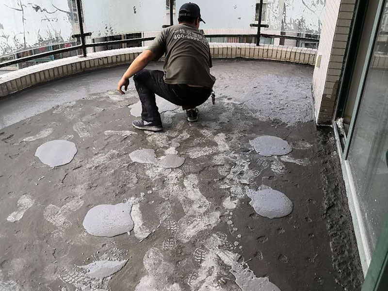 陽臺瓷磚拆除重鋪：準備粘結劑前，瓷磚不應浸水，但要用鋼絲刷除去磚背面的松散物質，并用濕布抹去磚背的浮塵。然后按照生產商建議的比例將水或乳液放到攪拌桶中攪拌直至粘結劑均勻無結塊。 在鋪壓瓷磚前，在瓷磚背面也批一薄層粘結劑。這種雙批法雖然用的材料和工時比較多，但卻能夠保證粘貼的質量和耐久性。 在粘結劑量置晾時間內，將準備好的瓷磚鋪壓到位，垂直于梳理方向輕微搓動以排出磚下的空氣。鋪貼到位后用橡皮錘輕擊，用尺寸合適的十字定位架來調整表面平整度及接縫的平直。 鋪設好的磚面應該及時清理干凈，特別是去除殘留其上的粘結劑。合格的粘結劑干硬后即使在陶瓷磚面上也不易被清除掉。清理好的瓷磚面應該立即擺放標識進行隔離，避免污染或擾動，直到下一個填縫工序。