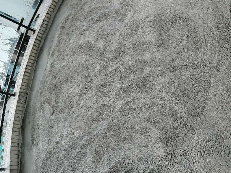 陽臺瓷磚拆除重鋪：準備粘結劑前，瓷磚不應浸水，但要用鋼絲刷除去磚背面的松散物質，并用濕布抹去磚背的浮塵。然后按照生產商建議的比例將水或乳液放到攪拌桶中攪拌直至粘結劑均勻無結塊。 在鋪壓瓷磚前，在瓷磚背面也批一薄層粘結劑。這種雙批法雖然用的材料和工時比較多，但卻能夠保證粘貼的質量和耐久性。 在粘結劑量置晾時間內，將準備好的瓷磚鋪壓到位，垂直于梳理方向輕微搓動以排出磚下的空氣。鋪貼到位后用橡皮錘輕擊，用尺寸合適的十字定位架來調整表面平整度及接縫的平直。 鋪設好的磚面應該及時清理干凈，特別是去除殘留其上的粘結劑。合格的粘結劑干硬后即使在陶瓷磚面上也不易被清除掉。清理好的瓷磚面應該立即擺放標識進行隔離，避免污染或擾動，直到下一個填縫工序。
