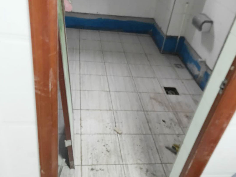 浴室地面防水貼磚:衛(wèi)生間做防水是一項很重要的流程，但很少有人懂衛(wèi)生間防水施工的流程到底要如何，比方說會有人問：衛(wèi)生間的防水在做完后，能不能馬上貼瓷磚呢？一般的防水施工要做2到3遍，而且防水的順序也是有講究的，比如，要先做完墻面防水再貼墻磚，其次才可以做地面防水，再貼地磚。簡單總結一下，衛(wèi)生間防水的步驟是：先做墻面防水→貼墻磚→再做地面防水2-3遍→固化期5-7天→閉水實驗合格→地面做水泥砂漿保護層→貼地磚。