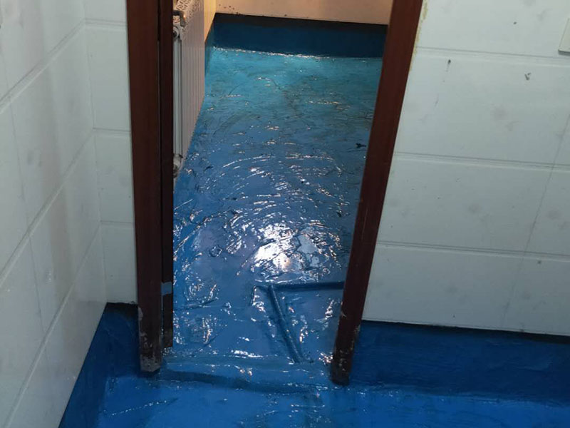 浴室地面防水貼磚:衛(wèi)生間做防水是一項很重要的流程，但很少有人懂衛(wèi)生間防水施工的流程到底要如何，比方說會有人問：衛(wèi)生間的防水在做完后，能不能馬上貼瓷磚呢？一般的防水施工要做2到3遍，而且防水的順序也是有講究的，比如，要先做完墻面防水再貼墻磚，其次才可以做地面防水，再貼地磚。簡單總結一下，衛(wèi)生間防水的步驟是：先做墻面防水→貼墻磚→再做地面防水2-3遍→固化期5-7天→閉水實驗合格→地面做水泥砂漿保護層→貼地磚。