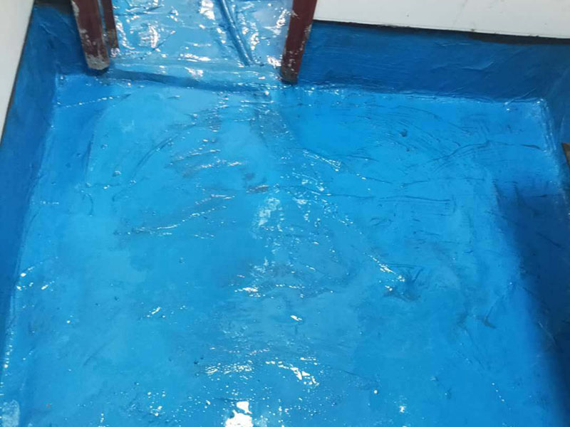 浴室地面防水貼磚:衛(wèi)生間做防水是一項很重要的流程，但很少有人懂衛(wèi)生間防水施工的流程到底要如何，比方說會有人問：衛(wèi)生間的防水在做完后，能不能馬上貼瓷磚呢？一般的防水施工要做2到3遍，而且防水的順序也是有講究的，比如，要先做完墻面防水再貼墻磚，其次才可以做地面防水，再貼地磚。簡單總結一下，衛(wèi)生間防水的步驟是：先做墻面防水→貼墻磚→再做地面防水2-3遍→固化期5-7天→閉水實驗合格→地面做水泥砂漿保護層→貼地磚。