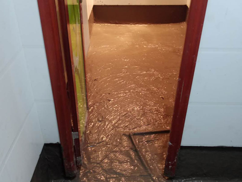 浴室地面防水貼磚:衛(wèi)生間做防水是一項很重要的流程，但很少有人懂衛(wèi)生間防水施工的流程到底要如何，比方說會有人問：衛(wèi)生間的防水在做完后，能不能馬上貼瓷磚呢？一般的防水施工要做2到3遍，而且防水的順序也是有講究的，比如，要先做完墻面防水再貼墻磚，其次才可以做地面防水，再貼地磚。簡單總結一下，衛(wèi)生間防水的步驟是：先做墻面防水→貼墻磚→再做地面防水2-3遍→固化期5-7天→閉水實驗合格→地面做水泥砂漿保護層→貼地磚。
