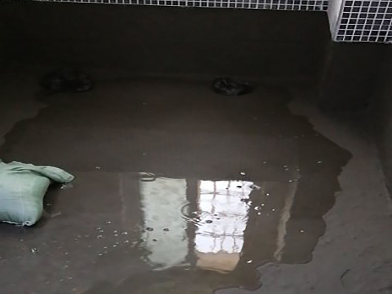 浴室防水貼磚裝修：一是墻磚應(yīng)從下向上鋪貼,且一面墻不能一次貼到頂,接縫一般為1~3毫米; 二是鋪貼前要先處理墻面的平整,處理裂縫; 三是粘結(jié)材料的涂抹要中間稍高于四周,用橡膠錘敲擊表面以固定,這樣一來可以避免空氣積存于粘結(jié)層中。同時要進(jìn)行水平檢測; 四是粘結(jié)材料要挑和適當(dāng),一般墻面水泥與沙比例為1:4,地面水泥與沙比例為1:32. 地面要打平。有一些土建地面是不平的,遇到這種情況大家應(yīng)該把不平的地方用水泥沙漿鋪平。鋪設(shè)時可以用不同的色彩的瓷磚(較深色的)把周圍框起來,而框內(nèi)的瓷磚用較淺色的。當(dāng)然,廚房跟廁所的地面一定要有傾斜度,這樣是為了方便排水