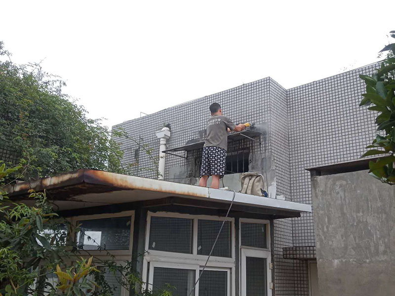 窗戶外墻防水切割：1、外墻防水不建議用防水涂料，防水涂料施工后需要做一層保護層；2、防水需要在水泥基面施工，如果貼了瓷磚，還需要把瓷磚鏟除再施工；3、外墻防水最好使用砂漿防水劑，做好后可以與原有的水泥基面形成一個整體，且不會被雨水中的酸、堿等物質(zhì)破壞。