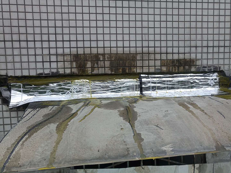 露臺頂面防水:將原防水層鏟除之后，再找平，將原來下部保溫層里存的水進行排干，設一些排氣孔做排氣措施，將保溫層里的水分排干。 把基面處理成堅固、平整、干凈，無灰塵、油膩、蠟等以及其它碎屑物質；基面有孔隙、裂縫、不平等缺陷的，須預先用水泥砂漿修補抹平，確?；娉浞譂駶?，但無明水，有泛水坡度。 防水材料建議選擇柔嫩型的聚合物水泥基防水涂/漿料，這類產(chǎn)品是水性涂料、無毒無害無污染、和水泥基材粘接緊密、使用壽命長、防水效果強。 做好坡度3°的排水坡；柔韌型的防水涂料前后兩次呈“十”字涂刷兩遍，總厚度不超過2㎜。