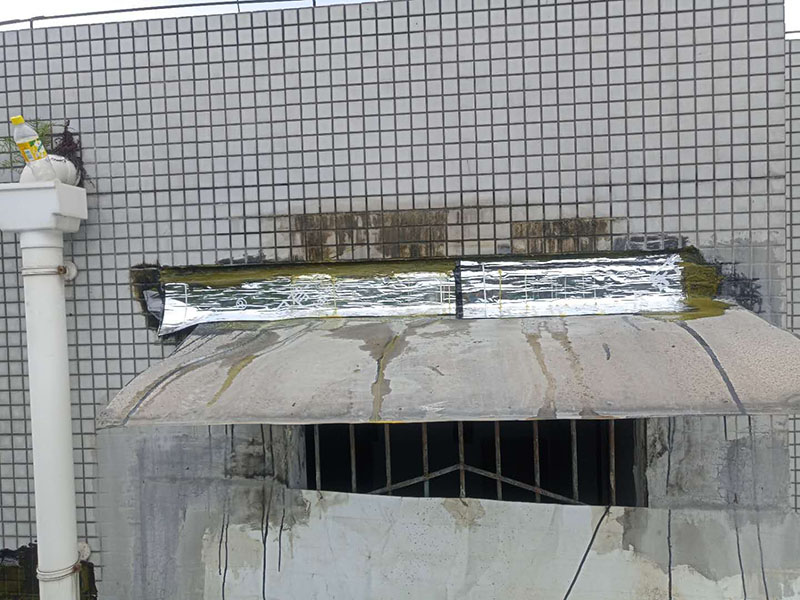 露臺頂面防水:將原防水層鏟除之后，再找平，將原來下部保溫層里存的水進行排干，設一些排氣孔做排氣措施，將保溫層里的水分排干。 把基面處理成堅固、平整、干凈，無灰塵、油膩、蠟等以及其它碎屑物質；基面有孔隙、裂縫、不平等缺陷的，須預先用水泥砂漿修補抹平，確保基面充分濕潤，但無明水，有泛水坡度。 防水材料建議選擇柔嫩型的聚合物水泥基防水涂/漿料，這類產(chǎn)品是水性涂料、無毒無害無污染、和水泥基材粘接緊密、使用壽命長、防水效果強。 做好坡度3°的排水坡；柔韌型的防水涂料前后兩次呈“十”字涂刷兩遍，總厚度不超過2㎜。