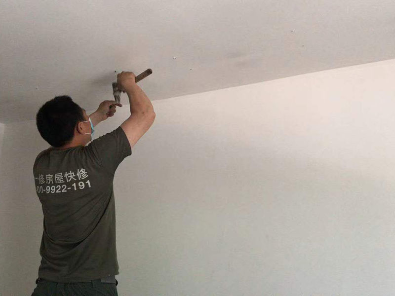 電路燈具安裝：不同類別的燈具，不同場所的其安裝方法可以有著萬千差別的。但總結起來大的安裝燈具的流程可以歸納為：1，首先對需要安裝燈具的場所作照明需求設計-包括照度需求的設計，燈具類別的選用確定，照明電路規(guī)劃設計等； 2.做好設計后便是照明電路鋪設（包括布燈點位及其開關控制位置和方式的確定）這個過程可能需要與其它工程工序相配合進行的，而且必須注意的是暫時不要讓線路接通電源，慎防意外 3.接下來就是開關制合的安裝，燈具的固定安裝后，一一反復檢查電路燈具安裝的正確，確保正確后再一個一個地試通電驗證調(diào)試，確保與設計要求相符合