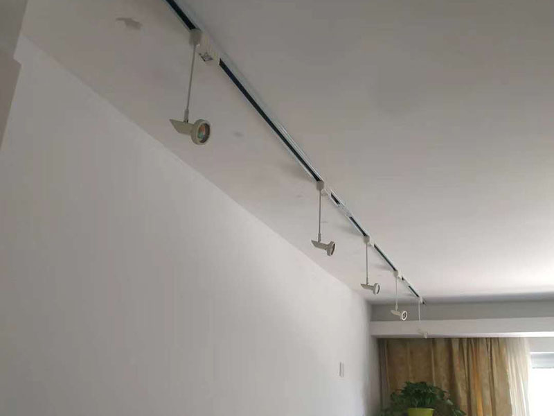 電路燈具安裝：不同類別的燈具，不同場所的其安裝方法可以有著萬千差別的。但總結起來大的安裝燈具的流程可以歸納為：1，首先對需要安裝燈具的場所作照明需求設計-包括照度需求的設計，燈具類別的選用確定，照明電路規(guī)劃設計等； 2.做好設計后便是照明電路鋪設（包括布燈點位及其開關控制位置和方式的確定）這個過程可能需要與其它工程工序相配合進行的，而且必須注意的是暫時不要讓線路接通電源，慎防意外 3.接下來就是開關制合的安裝，燈具的固定安裝后，一一反復檢查電路燈具安裝的正確，確保正確后再一個一個地試通電驗證調(diào)試，確保與設計要求相符合