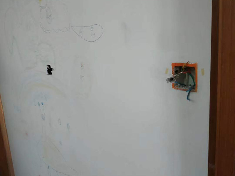 電路燈具安裝：不同類別的燈具，不同場所的其安裝方法可以有著萬千差別的。但總結起來大的安裝燈具的流程可以歸納為：1，首先對需要安裝燈具的場所作照明需求設計-包括照度需求的設計，燈具類別的選用確定，照明電路規(guī)劃設計等； 2.做好設計后便是照明電路鋪設（包括布燈點位及其開關控制位置和方式的確定）這個過程可能需要與其它工程工序相配合進行的，而且必須注意的是暫時不要讓線路接通電源，慎防意外 3.接下來就是開關制合的安裝，燈具的固定安裝后，一一反復檢查電路燈具安裝的正確，確保正確后再一個一個地試通電驗證調(diào)試，確保與設計要求相符合