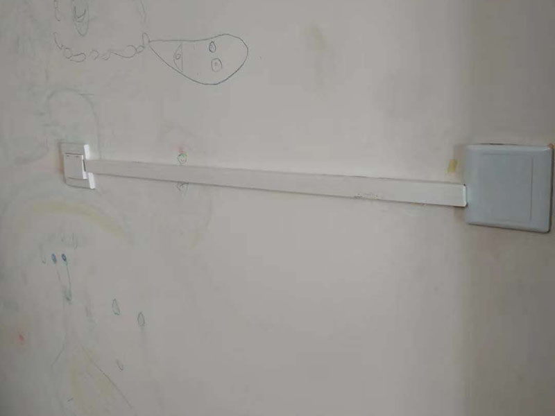 電路燈具安裝：不同類別的燈具，不同場所的其安裝方法可以有著萬千差別的。但總結起來大的安裝燈具的流程可以歸納為：1，首先對需要安裝燈具的場所作照明需求設計-包括照度需求的設計，燈具類別的選用確定，照明電路規(guī)劃設計等； 2.做好設計后便是照明電路鋪設（包括布燈點位及其開關控制位置和方式的確定）這個過程可能需要與其它工程工序相配合進行的，而且必須注意的是暫時不要讓線路接通電源，慎防意外 3.接下來就是開關制合的安裝，燈具的固定安裝后，一一反復檢查電路燈具安裝的正確，確保正確后再一個一個地試通電驗證調(diào)試，確保與設計要求相符合
