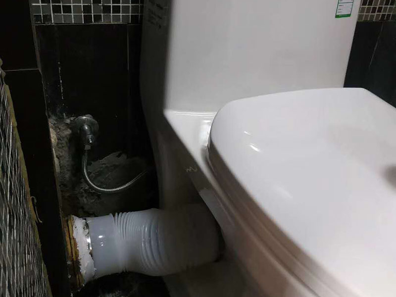 馬桶側水管安裝:先將之前的舊水管拆掉，先取下兩邊的固定物，在用鉗子將鐵絲擰好，接下來就是把管子取下來，舊水管長時間使用了，一般都會出現(xiàn)老化的現(xiàn)象，這時候沒有彈性直接掰掉就可以了。 在通便管道的那頭接口，原本的膠皮還黏在上邊，這個時候就需要將這個原本的膠給敲掉。不然新管是不能套進去的?？梢杂梅彩苛謥碜屔厦娴匿P跡化解掉。在套新管的還是比較難的，可以利用到剛剛的舊衣服來擦手，然后在慢慢套管的時候非常困難。廢舊衣物此時可以用來擦手。套管的時候需要先用鐵圈對膠皮管口進行固定，不然對接上之后，就帶不上了。 到用舊衣服鋪在馬桶上，是因為我們在安裝馬桶排水管的時候，需要接觸到馬桶，所以需要找些衣服來墊著，這樣就不會被馬桶擱的疼。如果是已經將馬桶排水管安裝好，那就可以來試試沖水看看，如果是下水很順暢那就是安裝成功