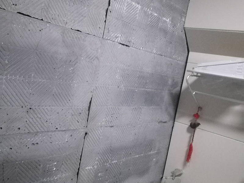 墻面瓷磚脫落：瓷磚破了很多的小洞,建議您直接用水泥粘上一些互補或同色的馬賽克瓷磚做點綴!我給您說說地磚如何清潔和保養(yǎng)吧。1、瓷磚日常清洗可選用洗潔精、肥皂等進行清洗;2、用肥皂加少許氨水與松節(jié)油的混合液,清洗瓷磚可使瓷磚更有光潔;3、生活中,如有茶水或其它日常生活用品附著在瓷磚上面應(yīng)及時擦洗干凈,必要時應(yīng)用相應(yīng)清潔用品清洗。4、拋光磚應(yīng)定期對其打蠟處理,時間處理為2―3個月為宜;磚面如出現(xiàn)劃痕,可在劃痕處涂抹牙膏。用干布擦拭可修復(fù)。磚與磚縫隙處可不定期用去污膏去污垢,再在縫隙刷一層防水劑可防霉菌生長。5、另外房間內(nèi)可以買些吸塵的植物回來擺放,這樣可以減少室內(nèi)的灰塵污染。6、的給室內(nèi)各個部分的裝飾、柜子、墻面、天花吊頂、裝飾品等進行清潔,濕抹布抹就可以了。7、養(yǎng)成良好的生活習(xí)慣會減少室內(nèi)灰塵的污染。