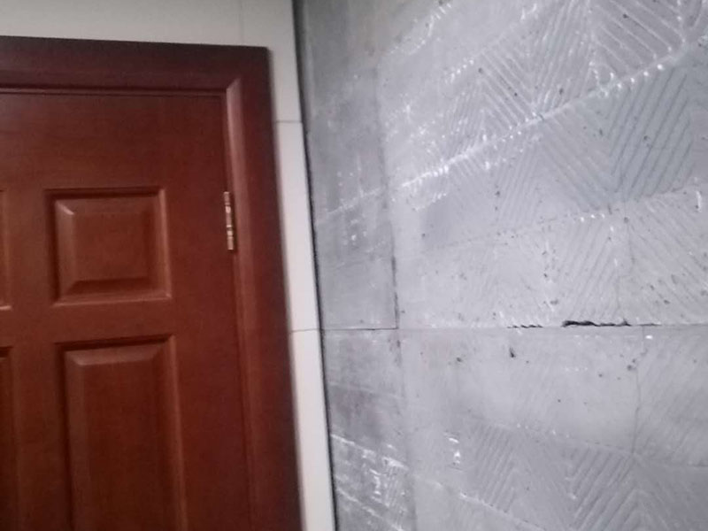 墻面瓷磚脫落：瓷磚破了很多的小洞,建議您直接用水泥粘上一些互補或同色的馬賽克瓷磚做點綴!我給您說說地磚如何清潔和保養(yǎng)吧。1、瓷磚日常清洗可選用洗潔精、肥皂等進行清洗;2、用肥皂加少許氨水與松節(jié)油的混合液,清洗瓷磚可使瓷磚更有光潔;3、生活中,如有茶水或其它日常生活用品附著在瓷磚上面應(yīng)及時擦洗干凈,必要時應(yīng)用相應(yīng)清潔用品清洗。4、拋光磚應(yīng)定期對其打蠟處理,時間處理為2―3個月為宜;磚面如出現(xiàn)劃痕,可在劃痕處涂抹牙膏。用干布擦拭可修復(fù)。磚與磚縫隙處可不定期用去污膏去污垢,再在縫隙刷一層防水劑可防霉菌生長。5、另外房間內(nèi)可以買些吸塵的植物回來擺放,這樣可以減少室內(nèi)的灰塵污染。6、的給室內(nèi)各個部分的裝飾、柜子、墻面、天花吊頂、裝飾品等進行清潔,濕抹布抹就可以了。7、養(yǎng)成良好的生活習(xí)慣會減少室內(nèi)灰塵的污染。
