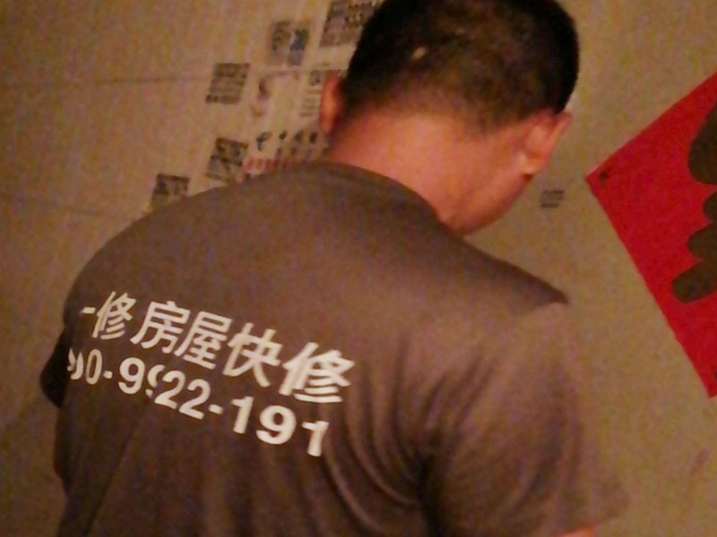 墻面粉刷翻新：在舊墻面上重新刷乳膠漆之前，一般先要對舊墻上的油污、浮灰、空鼓或裂紋等做處理，清除浮灰，鏟除起砂翹皮等部位，對油污的部位，應(yīng)先將原有涂層鏟除，不能鏟除應(yīng)徹底清洗干凈，墻面清理完畢，在用膩子批刮兩道。盡量用較細的砂紙，通常質(zhì)地較松軟的膩子用400-500號的砂紙，質(zhì)地較硬的用360-400號為佳，假如砂紙?zhí)值脑挄粝潞苌畹纳昂?，刷漆是掩蓋不掉的。打磨結(jié)束必定。墻面底漆很重要，特別對舊墻刷新來說，如果直接上面漆墻面容易起泡發(fā)霉，日照久了墻面顏色也容易出現(xiàn)變化。刷底漆時一定要注意刷勻，確保墻面每個地方都刷到。刷底漆時滾筒選擇也很重要，不好的滾筒涂刷效果較差，會直接影響到面漆效果。