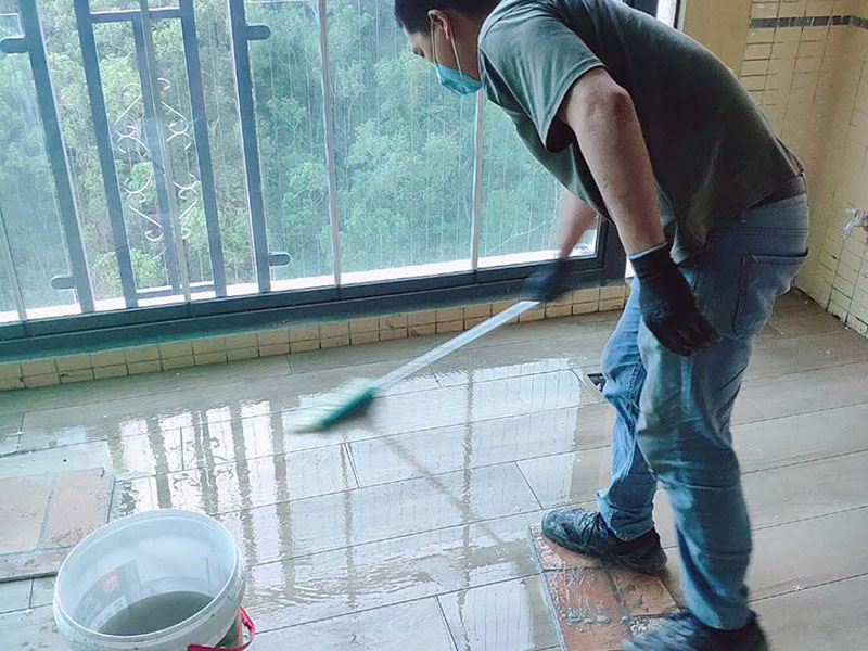 陽臺完工打掃：在準備鋪陳時瓷磚是不能去浸水，可以用鋼絲球去刷掉瓷磚背后的松散物質(zhì)，也可以用濕布抹去瓷磚背面的灰塵。然后按照生產(chǎn)商建議的比例將水或乳液放到攪拌桶中攪拌直至粘結劑均勻無結塊。初始攪拌后的粘結劑應靜置在攪拌桶中，直到生產(chǎn)商推薦的熟化時間過后攪拌一下再使用。 需要在粘結劑量置晾時間內(nèi)，將準備好的瓷磚鋪壓到位，垂直于梳理方向輕微搓動以排出磚下的空氣。鋪貼到位后用橡皮錘輕擊，用尺寸合適的十字定位架來調(diào)整表面平整度及接縫的平直。 鋪設好的磚面應該及時清理干凈，特別是去除殘留其上的粘結劑。合格的粘結劑干硬后即使在陶瓷磚面上也不易被清除掉。清理好的瓷磚面應該立即擺放標識進行隔離，避免污染或擾動，直到下一個填縫工序。