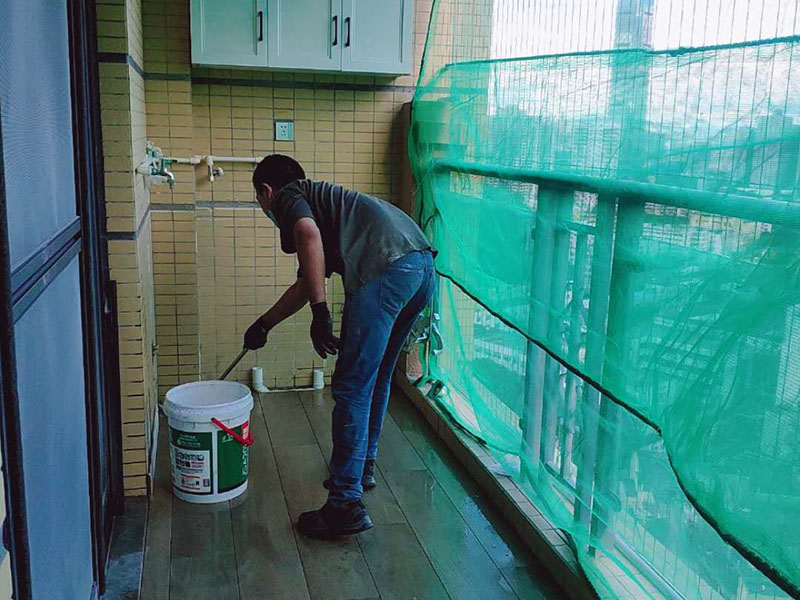 陽臺完工打掃：在準備鋪陳時瓷磚是不能去浸水，可以用鋼絲球去刷掉瓷磚背后的松散物質(zhì)，也可以用濕布抹去瓷磚背面的灰塵。然后按照生產(chǎn)商建議的比例將水或乳液放到攪拌桶中攪拌直至粘結劑均勻無結塊。初始攪拌后的粘結劑應靜置在攪拌桶中，直到生產(chǎn)商推薦的熟化時間過后攪拌一下再使用。 需要在粘結劑量置晾時間內(nèi)，將準備好的瓷磚鋪壓到位，垂直于梳理方向輕微搓動以排出磚下的空氣。鋪貼到位后用橡皮錘輕擊，用尺寸合適的十字定位架來調(diào)整表面平整度及接縫的平直。 鋪設好的磚面應該及時清理干凈，特別是去除殘留其上的粘結劑。合格的粘結劑干硬后即使在陶瓷磚面上也不易被清除掉。清理好的瓷磚面應該立即擺放標識進行隔離，避免污染或擾動，直到下一個填縫工序。