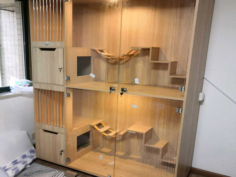 隔斷家具安裝：安裝前所需工作，拆開包裝所要注意的是，不要讓硬物劃到屏風的表面，然后將屏風支撐單腳全部裝上。然后就開始，如果是L型位，就找到L型的腳以及連接件蓋子，先將兩塊屏風對準L型腳的位置裝平，然后將中立柱裝上，最后用連接件將兩塊屏風和中立柱固定在一起。然后，看屏風的兩邊是否全部著地是否穩(wěn)定，有落空的腳就將其調到落地為止，必要時安裝屏風最好是兩位師傅一個托扶著一個固定，避免屏風倒下而損壞。屏風搭好了，接著固定側腳板，側邊可使用連接件連接在屏風的一側，上邊與臺面板連接處打是兩個L型角碼。