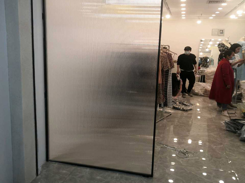 隔斷家具安裝：安裝前所需工作，拆開包裝所要注意的是，不要讓硬物劃到屏風的表面，然后將屏風支撐單腳全部裝上。然后就開始，如果是L型位，就找到L型的腳以及連接件蓋子，先將兩塊屏風對準L型腳的位置裝平，然后將中立柱裝上，最后用連接件將兩塊屏風和中立柱固定在一起。然后，看屏風的兩邊是否全部著地是否穩(wěn)定，有落空的腳就將其調到落地為止，必要時安裝屏風最好是兩位師傅一個托扶著一個固定，避免屏風倒下而損壞。屏風搭好了，接著固定側腳板，側邊可使用連接件連接在屏風的一側，上邊與臺面板連接處打是兩個L型角碼。