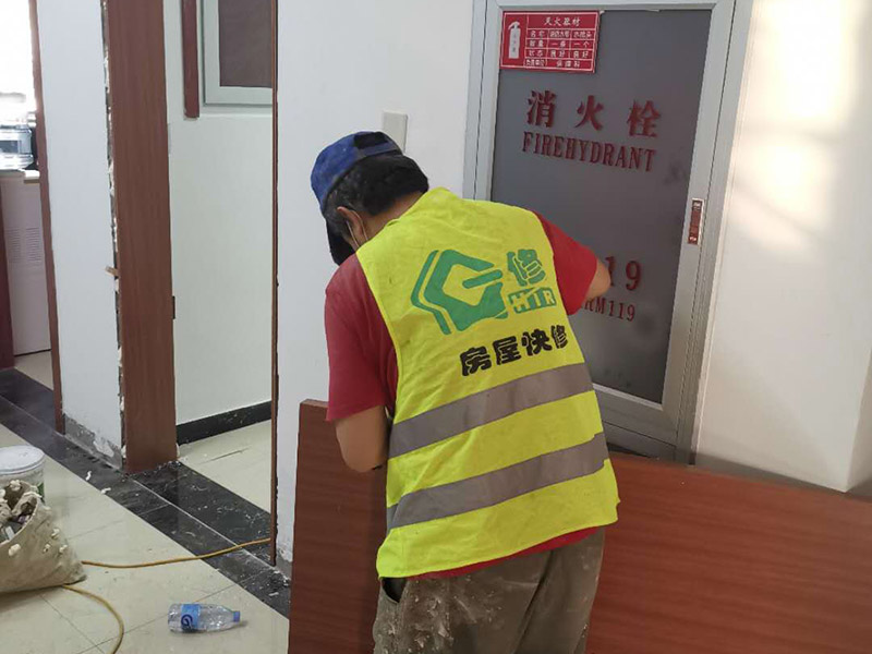 門框窗框更換翻新:門窗套就是指：在門窗洞口兩個(gè)立邊的垂直面，可以是突出外墻形成邊框，也可和外墻保持平齊，既要立邊垂直平整，而且又要滿足和墻面平整，所以它的質(zhì)量會(huì)要求相對高一些。 找位與劃線：在安裝前，需要根據(jù)設(shè)計(jì)圖的要求，先找好標(biāo)高、平面位置、豎向尺寸進(jìn)行彈線。 核查預(yù)埋件和洞口：對于有預(yù)埋件、木磚的門窗套安裝工程，彈線后應(yīng)該檢查預(yù)埋件、木磚是否符合設(shè)計(jì)要求。 龍骨、基層板配制與安裝：根據(jù)洞口實(shí)際尺寸，按設(shè)計(jì)規(guī)定骨架料斷面規(guī)格，可將龍骨架或基層板分三片預(yù)制，洞頂一片、兩側(cè)各一片。每片龍骨架一般情況下為兩根立框料，當(dāng)門窗套寬度大于500mm，中間應(yīng)適當(dāng)增加立框料。橫向龍骨間距不大于400mm;面板寬度大于500mm時(shí)，橫向龍骨間距不大于300mm。