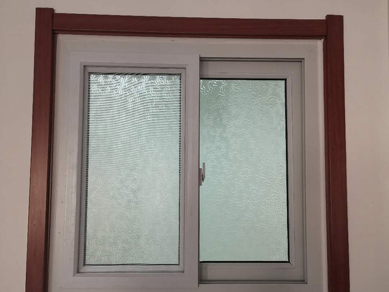 門框窗框更換翻新:門窗套就是指：在門窗洞口兩個(gè)立邊的垂直面，可以是突出外墻形成邊框，也可和外墻保持平齊，既要立邊垂直平整，而且又要滿足和墻面平整，所以它的質(zhì)量會(huì)要求相對高一些。 找位與劃線：在安裝前，需要根據(jù)設(shè)計(jì)圖的要求，先找好標(biāo)高、平面位置、豎向尺寸進(jìn)行彈線。 核查預(yù)埋件和洞口：對于有預(yù)埋件、木磚的門窗套安裝工程，彈線后應(yīng)該檢查預(yù)埋件、木磚是否符合設(shè)計(jì)要求。 龍骨、基層板配制與安裝：根據(jù)洞口實(shí)際尺寸，按設(shè)計(jì)規(guī)定骨架料斷面規(guī)格，可將龍骨架或基層板分三片預(yù)制，洞頂一片、兩側(cè)各一片。每片龍骨架一般情況下為兩根立框料，當(dāng)門窗套寬度大于500mm，中間應(yīng)適當(dāng)增加立框料。橫向龍骨間距不大于400mm;面板寬度大于500mm時(shí)，橫向龍骨間距不大于300mm。