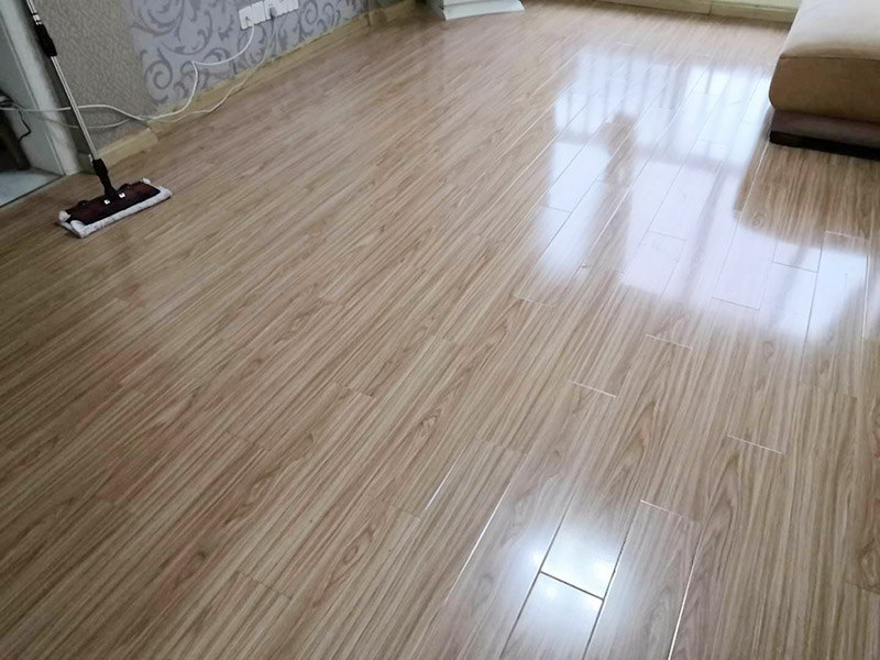 客廳木地板換新:基層清理→涂刷底膠→彈線、找平→鉆孔、安裝預(yù)埋件→安裝毛地板、找平、刨平→釘術(shù)地板、找平、刨平→釘踢腳板→刨光、打磨→油漆→上蠟。 1. 實(shí)鋪地板要先安裝地龍骨,然后再進(jìn)行木地板的鋪裝。 2. 龍骨的安裝方法:應(yīng)先在地面做預(yù)埋件,以固定木龍骨,預(yù)埋件為螺栓及鉛絲,預(yù)埋件間距為800毫米,從地面鉆孔下入。 3. 木地板的安裝方法：實(shí)鋪實(shí)木地板應(yīng)有基面板,基面板使用大芯板。 4. 地板鋪裝完成后,先用刨子將表面刨平刨光,將地板表面清掃干凈后涂刷地板漆,進(jìn)行拋光上蠟處理。