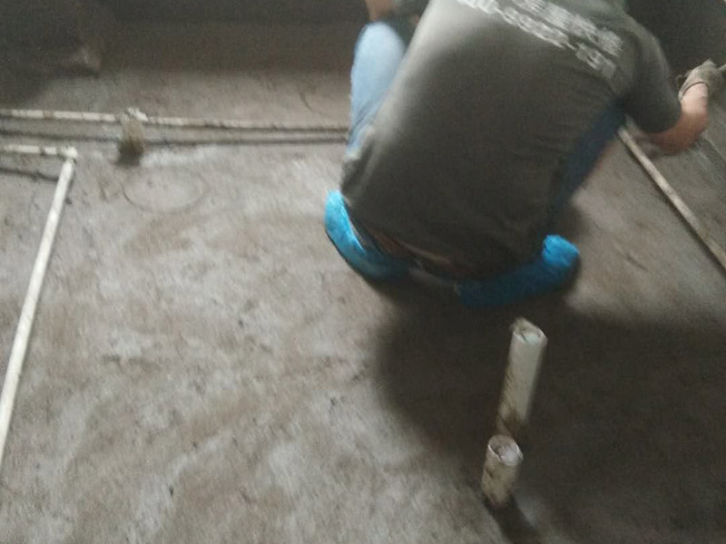 衛(wèi)生間拆除翻新裝修：首先，拆除瓷磚時要用電，而電是從客廳臨時拉的，為了避免在施工過程中發(fā)生觸電的現(xiàn)象，最好將電拉進衛(wèi)生間內(nèi)。其次，舊房改造拆除瓷磚時可以用沖擊電鉆，這種工具方便快捷，可自由更換。但在使用前應檢查其是否靈活，可以通過空轉(zhuǎn)一分鐘的方法進行檢驗。用完之后及時進行清理。最后，梯子也是必不可少的工具之一，它可以幫助工人拆掉處于高處的瓷磚，還可以架起臨時插座。 用具的拆除，這一工程根據(jù)施工工人工作的習慣，有兩種拆除方式，可以提前將其拆除，也可以在拆磚的過程中同時進行。但并不是所有的用具都可以提前拆除，馬桶必須在瓷磚拆除之后才可以拆掉，要不然掉落的瓷磚會砸壞馬桶。用具拆除后，應將露出的電線接口用絕緣的東西綁住。