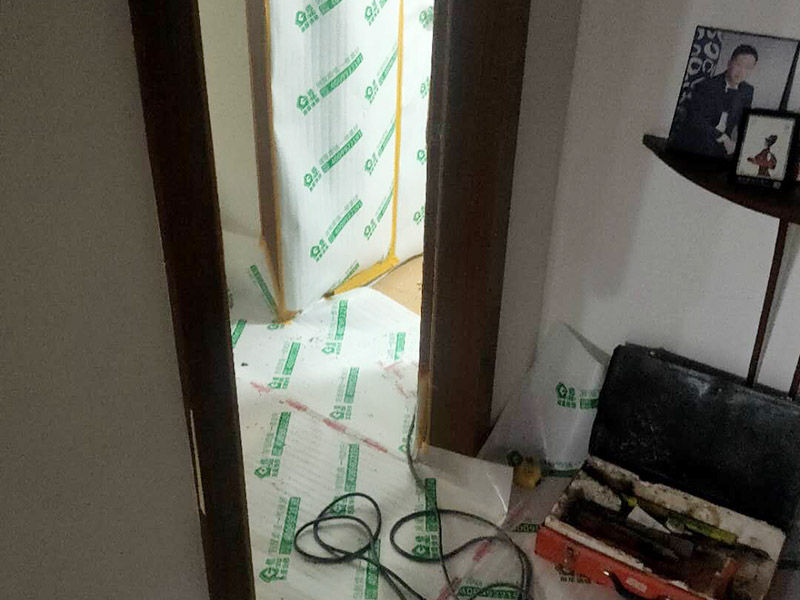 衛(wèi)生間拆除裝修:首先，拆除瓷磚時要用電，而電是從客廳臨時拉的，為了避免在施工過程中發(fā)生觸電的現(xiàn)象，最好將電拉進衛(wèi)生間內(nèi)。其次，舊房改造拆除瓷磚時可以用沖擊電鉆，這種工具方便快捷，可自由更換。但在使用前應(yīng)檢查其是否靈活，可以通過空轉(zhuǎn)一分鐘的方法進行檢驗。用完之后及時進行清理。最后，梯子也是必不可少的工具之一，它可以幫助工人拆掉處于高處的瓷磚，還可以架起臨時插座。 用具的拆除，這一工程根據(jù)施工工人工作的習(xí)慣，有兩種拆除方式，可以提前將其拆除，也可以在拆磚的過程中同時進行。但并不是所有的用具都可以提前拆除，馬桶必須在瓷磚拆除之后才可以拆掉，要不然掉落的瓷磚會砸壞馬桶。用具拆除后，應(yīng)將露出的電線接口用絕緣的東西綁住。
