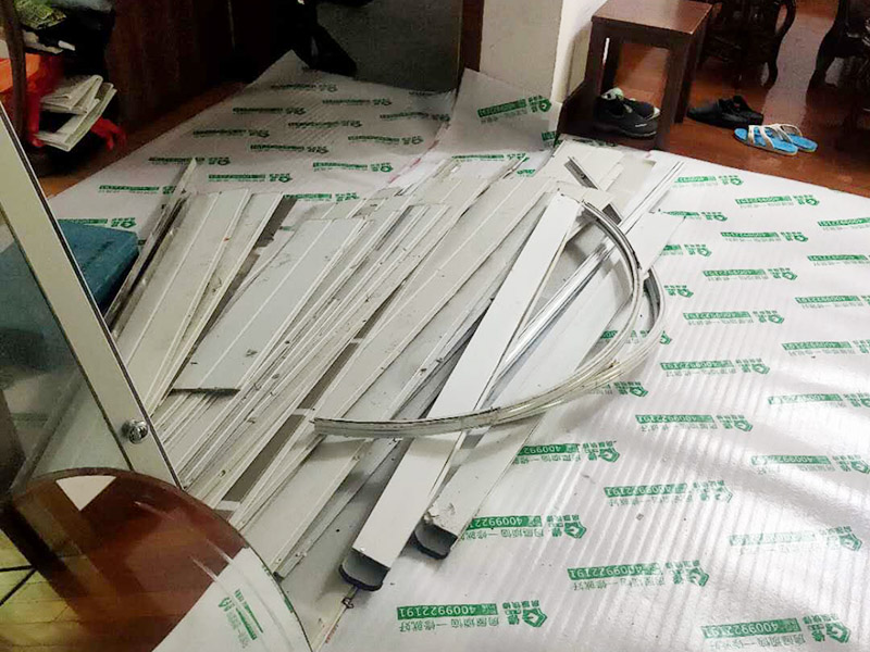 衛(wèi)生間拆除裝修:首先，拆除瓷磚時要用電，而電是從客廳臨時拉的，為了避免在施工過程中發(fā)生觸電的現(xiàn)象，最好將電拉進衛(wèi)生間內(nèi)。其次，舊房改造拆除瓷磚時可以用沖擊電鉆，這種工具方便快捷，可自由更換。但在使用前應(yīng)檢查其是否靈活，可以通過空轉(zhuǎn)一分鐘的方法進行檢驗。用完之后及時進行清理。最后，梯子也是必不可少的工具之一，它可以幫助工人拆掉處于高處的瓷磚，還可以架起臨時插座。 用具的拆除，這一工程根據(jù)施工工人工作的習(xí)慣，有兩種拆除方式，可以提前將其拆除，也可以在拆磚的過程中同時進行。但并不是所有的用具都可以提前拆除，馬桶必須在瓷磚拆除之后才可以拆掉，要不然掉落的瓷磚會砸壞馬桶。用具拆除后，應(yīng)將露出的電線接口用絕緣的東西綁住。