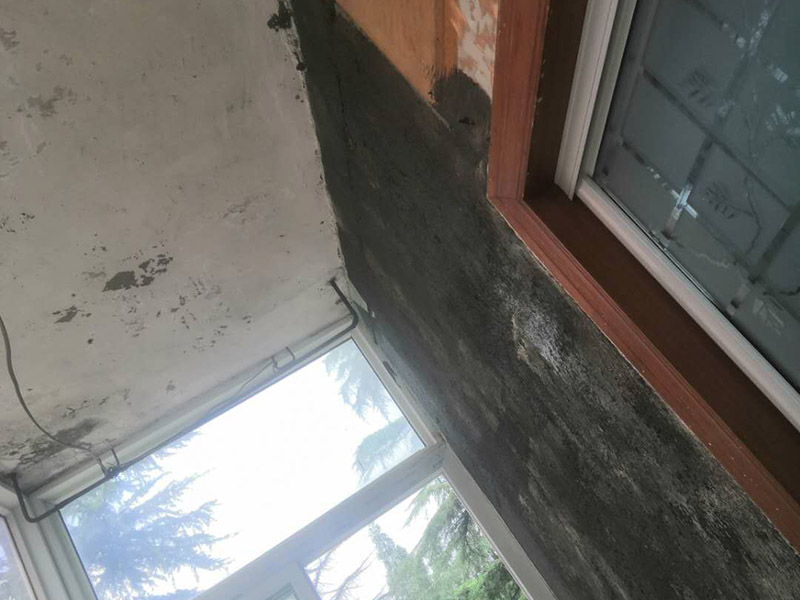 陽臺墻面修補翻新：陽臺地面的防水，第一就是要確保地面有一定的坡度向排水口傾斜。第二就是要確保陽臺和客廳至少要有2-3公分的高度差。接著，我們一起來看下陽臺防水如何先材與施工。陽臺防水我們可以選用通用型GS防水涂料或柔韌型防水JS防水涂料，也可以兩種交叉配合使用，防水都能達到理想效果。 特別是南方，陽臺窗的施工質(zhì)量，通常是您家庭能否安然度過臺風季度的關鍵所在。陽臺窗的防水，第一要重視窗的質(zhì)量，密封性要好。防水框的里外向不要搞錯。