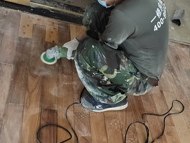 實(shí)木地板翻新打蠟：利用稀釋工具對(duì)中性清潔劑進(jìn)行合理比例的稀釋，利用清洗機(jī)和稀釋好的中性清潔劑將地面清洗干凈，盡量將地板打掃干凈。 在潔凈干燥的地表面落底蠟兩遍，然后利用風(fēng)干機(jī)對(duì)落蠟的地面進(jìn)行全面性的風(fēng)干；待底蠟干燥后，再在其表面落面蠟兩遍，利用風(fēng)干機(jī)對(duì)其進(jìn)行風(fēng)干。 待蠟面徹底干燥后，用高速拋光機(jī)配合拋光墊進(jìn)行均勻、勻速的拋光即可。經(jīng)打蠟拋光的地面，光亮整潔、自然鏡面可達(dá)到90％以上，感觀效果特佳。