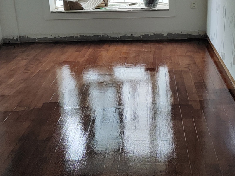 實(shí)木地板翻新打蠟：利用稀釋工具對(duì)中性清潔劑進(jìn)行合理比例的稀釋，利用清洗機(jī)和稀釋好的中性清潔劑將地面清洗干凈，盡量將地板打掃干凈。 在潔凈干燥的地表面落底蠟兩遍，然后利用風(fēng)干機(jī)對(duì)落蠟的地面進(jìn)行全面性的風(fēng)干；待底蠟干燥后，再在其表面落面蠟兩遍，利用風(fēng)干機(jī)對(duì)其進(jìn)行風(fēng)干。 待蠟面徹底干燥后，用高速拋光機(jī)配合拋光墊進(jìn)行均勻、勻速的拋光即可。經(jīng)打蠟拋光的地面，光亮整潔、自然鏡面可達(dá)到90％以上，感觀效果特佳。