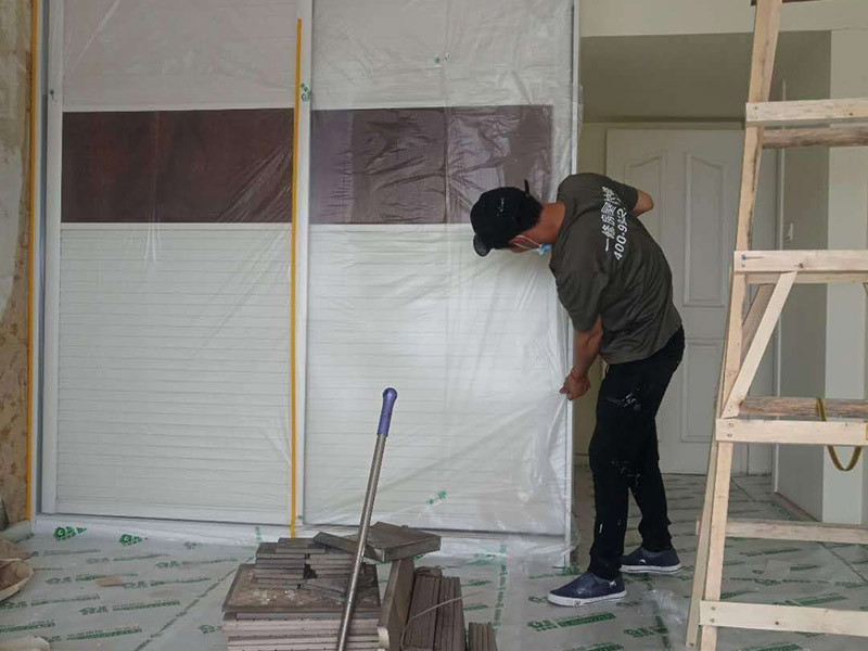 舊房裝修成品保護：在施工過程中，有bai些分項、分部工程已經完成，其du他工zhi程尚在施工，或者某些部位已經完成，其他部位正在施工，如果對已完成的成品，不采取妥善的措施加以保護，就會造成損傷，影響質量。這樣，不僅會增加修補工作量，浪費工料，拖延工期；更嚴重的是有的損傷難以恢復到原料，成為永久性的缺陷。因此，搞好成品保護，是一項關系到確保工程質量、降低工程成本，按期竣工的重要環(huán)節(jié)。