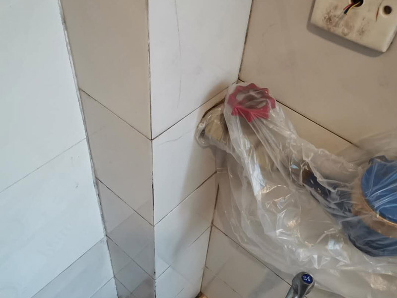 管道漏水修復(fù):首先根據(jù)施工圖看水管走向，如果漏水的位置后面埋有水管，可以先把家里面的水閘關(guān)掉，放干龍頭里面的水，如果一段時(shí)候后發(fā)現(xiàn)墻面水跡不見了，證明是水管出現(xiàn)問題。 如果是請(qǐng)的專業(yè)的維修師傅，可以讓師傅用打壓機(jī)直接打壓檢測(cè)，若確定是墻內(nèi)水管漏水，就可以直接鑿開墻壁找水管漏點(diǎn)。 可以先截?cái)嗨矗缓髮邓苈┧c(diǎn)的墻面開鑿，找到漏水的部分，先用小鋼鋸把漏水的地方鋸掉，注意鋸口要平。用砂紙把新露出的端口輕輕打磨，然后用接口套住，將備換的新管對(duì)準(zhǔn)接口口子，注意要對(duì)直。然后用熱熔器對(duì)新管道進(jìn)行熱熔連接。 或者是將鋸掉的管道清理干凈，用專用膠水涂在端口上，稍微晾一會(huì)兒;趁此時(shí)在“竹節(jié)”接頭內(nèi)涂上膠水。把端口和“竹節(jié)”連接，然后反復(fù)轉(zhuǎn)動(dòng)，直到牢固。同樣的方法去連接另一端。最后在接縫處再涂適量的膠水，確保不滲漏。